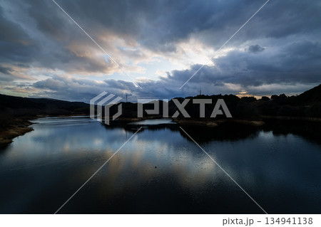 新春奈良布目ダムの夕景　布目湖上空を吹き渡る雲と空を映す湖面⑤ 134941138