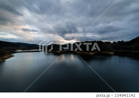 新春奈良布目ダムの夕景 布目湖上空を吹き渡る雲と空を映す湖面⑨ 新春奈良布目ダムの夕景 布目湖上空を吹き渡る雲と空を映す湖面⑨ 134941142