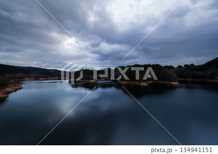 新春奈良布目ダムの夕景 布目湖上空を吹き渡る雲と空を映す湖面⑱ 新春奈良布目ダムの夕景 布目湖上空を吹き渡る雲と空を映す湖面⑱ 134941151