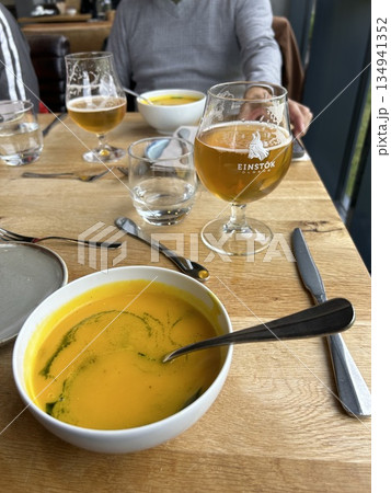 アイスランドのビークのホテル、Hótel Kríaのレストランのスープとビール、エインストックです。 アイスランドのビークのホテル、Hótel Kríaのレストランのスープとビール、エインストックです。 134941352
