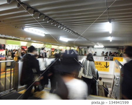 駅ホーム上を歩く人々 134941599