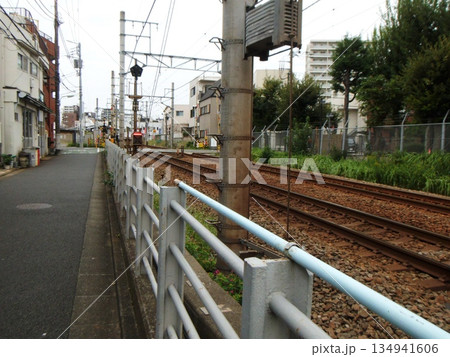 まっすぐに伸びる線路と狭い歩道 134941606