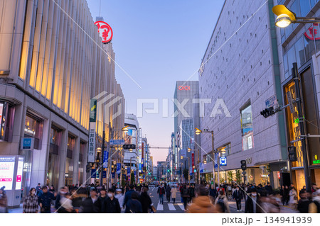 《東京都》新宿東口歩行者天国・休日の繁華街 134941939