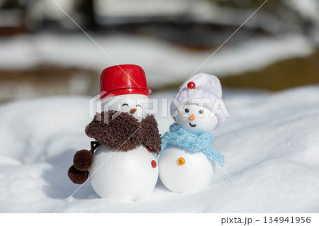 新雪とペアの雪だるま 新雪とペアの雪だるま 134941956