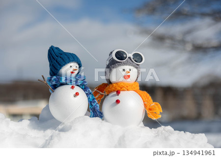 新雪とペアの雪だるま 134941961