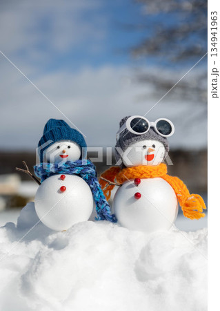 新雪とペアの雪だるま 134941963
