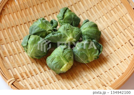 収穫した芽キャベツ 収穫した芽キャベツ 134942100