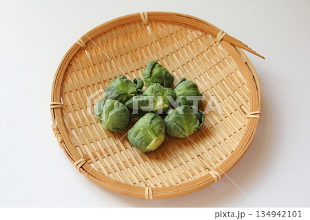 収穫した芽キャベツ 134942101