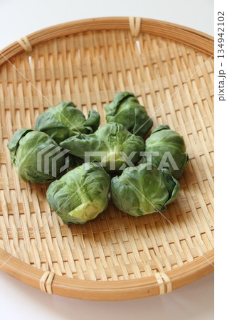 収穫した芽キャベツ 収穫した芽キャベツ 134942102