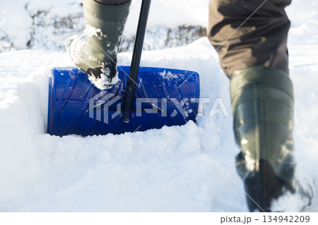 スコップで除雪をする スコップで除雪をする 134942209