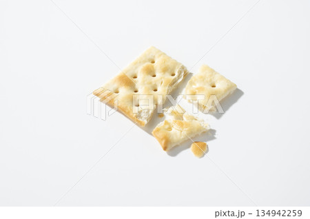 割れたサクサクのクラッカー 134942259
