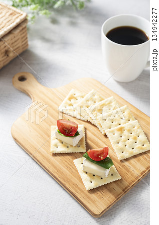 クラッカーにチーズをトッピング 134942277