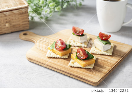 クラッカーにチーズをトッピング 134942281