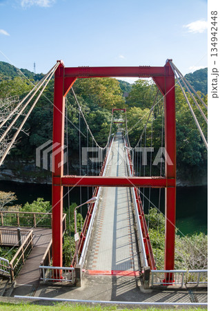 豊川に架かる桜淵公園の笠岩橋（愛知県新城市） 134942448