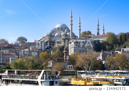 トルコイスタンブールの金角湾からのモスク 134942571