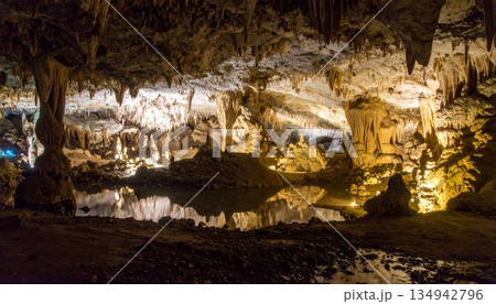 神秘が広がる鍾乳洞の内部4 134942796