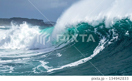 荒れ狂う大海原に立ち上がる巨大な波8 134942833