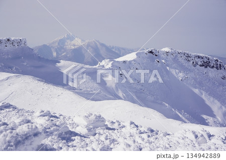 安達太良山の稜線と冬の山岳風景 134942889