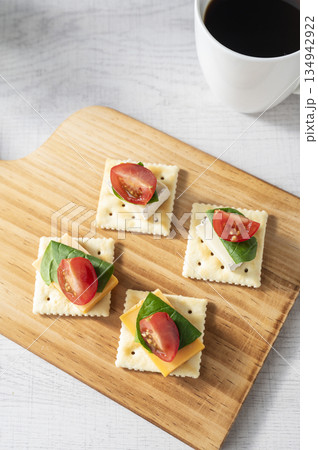 クラッカーにチーズをトッピング 134942922