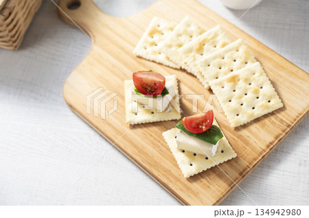 クラッカーにチーズをトッピング 134942980