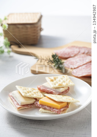 クラッカーにチーズとサラミソーセージをサンド 134942987