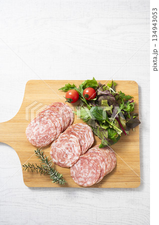 スライスしたサラミソーセージ 134943053