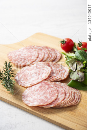 スライスしたサラミソーセージ 134943057