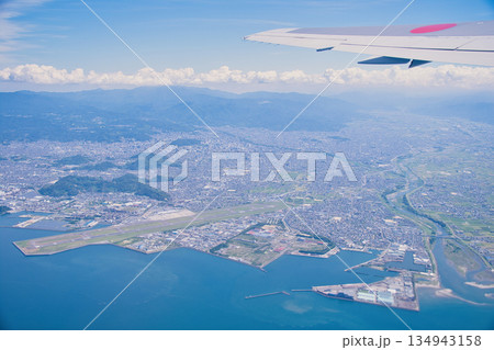 飛行機の窓からの光景 134943158