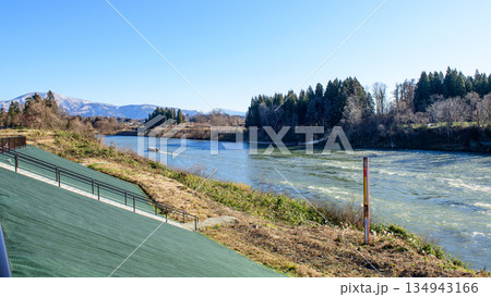 最上川三難所 三ヶ瀬を過ぎる観光船 山形県 最上川三難所 三ヶ瀬を過ぎる観光船 山形県 134943166