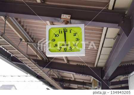 京王線ホームの時計 京王線ホームの時計 134943205