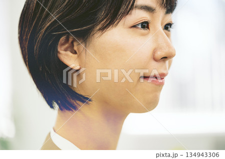 若いキャリアウーマンの横顔 134943306