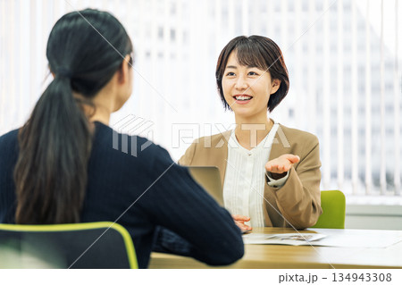 笑顔で面接をする若い女性 笑顔で面接をする若い女性 134943308