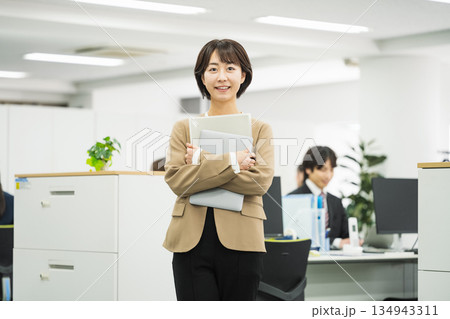 オフィスで働く若いキャリアウーマンのポートレート オフィスで働く若いキャリアウーマンのポートレート 134943311