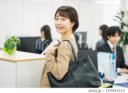 会社に出勤するキャリアウーマン 134943313