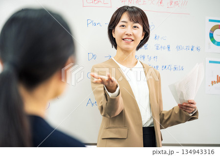 ミーティングで発表をする若い女性 134943316