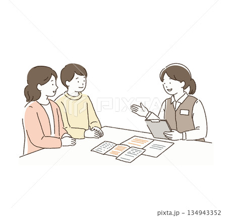 ケースワーカーに相談する家族 134943352