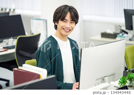 オフィスで働く若いITエンジニア 134943448