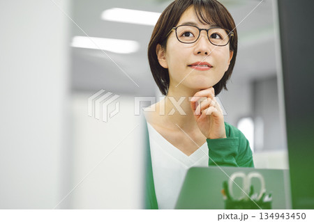 オフィスで働く若いキャリアウーマンのポートレート 134943450