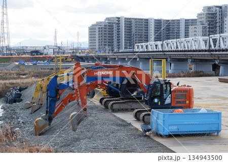河川改修現場の重機たち 134943500