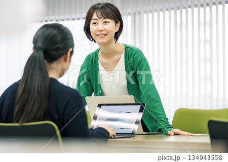 会社の会議室でミーティングをする女性 134943558