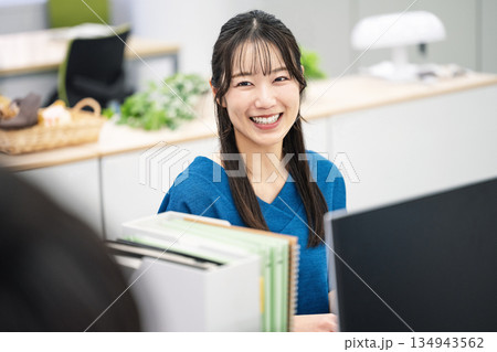 会社でデスクワークをする若い女性 134943562