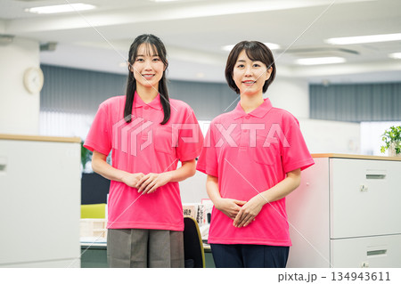 ピンクのポロシャツを着た若い女性のポートレート ピンクのポロシャツを着た若い女性のポートレート 134943611