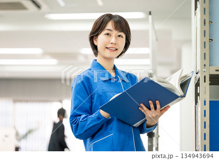 作業服を着た若い女性のポートレート 作業服を着た若い女性のポートレート 134943694