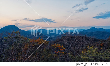 里山の夕景 134943703