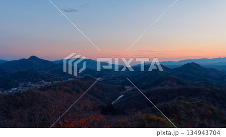 夕焼けと山並み 夕焼けと山並み 134943704
