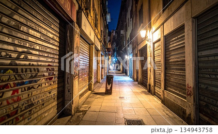 スプレーで落書きされた商店街のシャッター 134943758