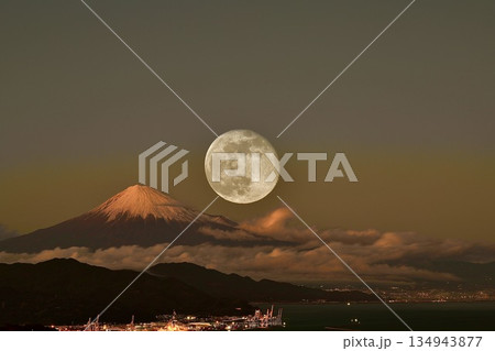 満月と富士山 134943877