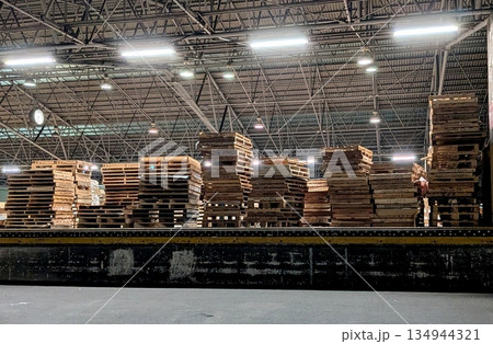 トラックターミナルに山積みにされたパレット　木製パレット 134944321