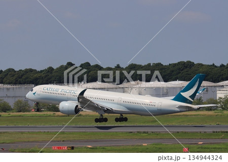 成田空港を離陸する国際線旅客機　キャセイパシフィック航空機 134944324