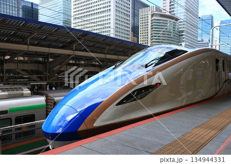 北陸新幹線の先頭車両　かがやきの先頭車両 134944331